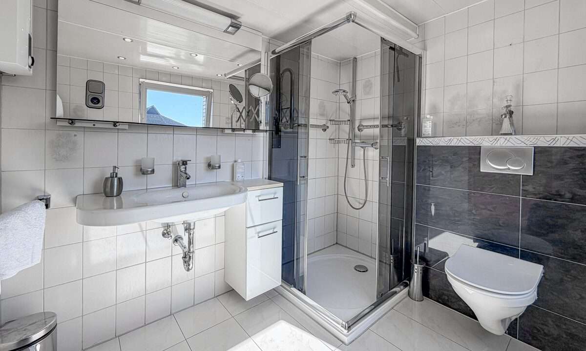 Badezimmer 1 a. Ansicht