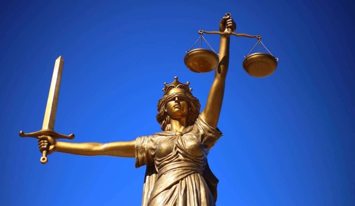 Justitia-Symbol für Rechtsfragen beim Immobilienverkauf und bei der Vermietung